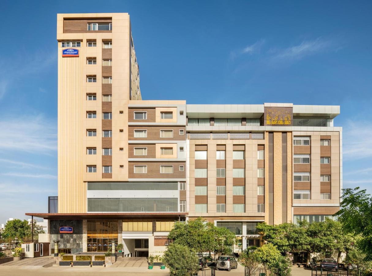 Howard Johnson By Wyndham Udaipur Roop Nagar Bagian luar foto